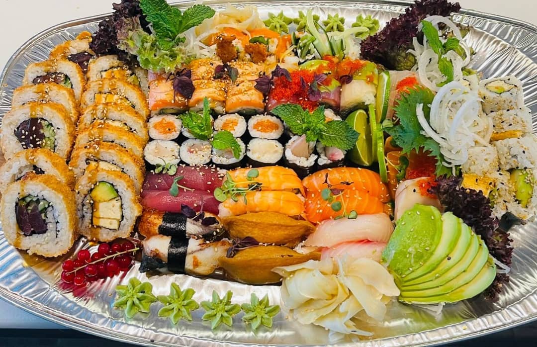 Eine schöne Sushi-Platte für die ganze Familie? Das Omachi-Party-Set wäre eine gute Wahl ☺️. Auch zum Mitnehmen möglich!

#omachi#sushi #sushilover #sushibowl